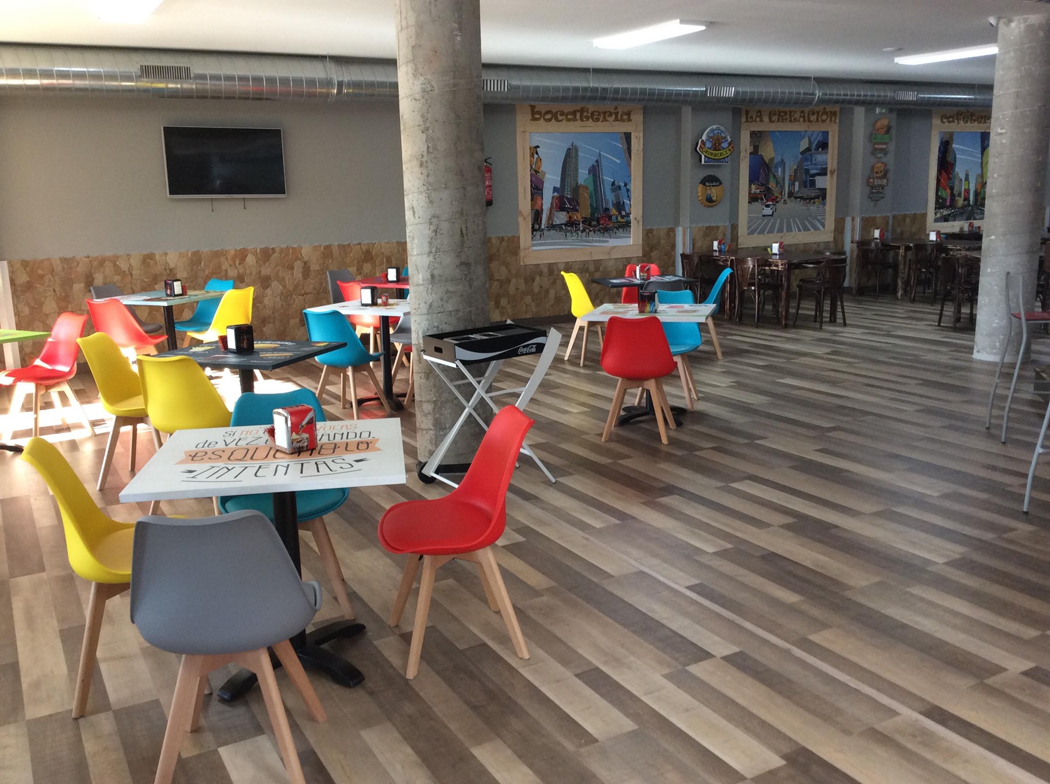 Interior de Bocatería La Creación